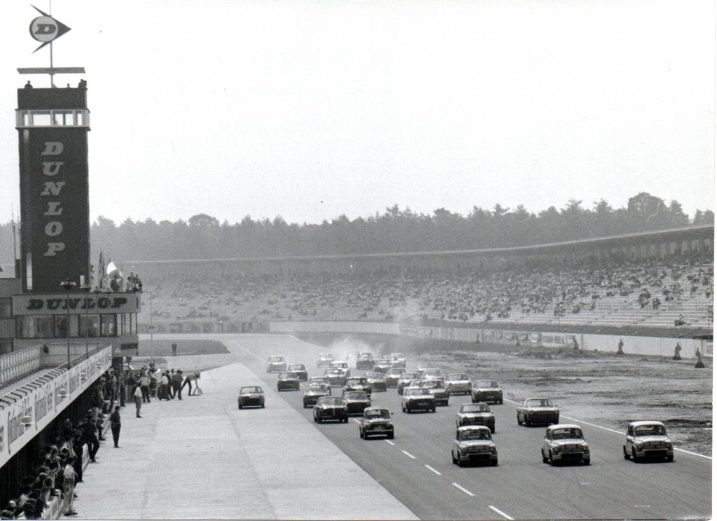 Erstes Rennen Tourenwagen am 29.05.1966 auf der neuen Strecke Hockenheim verunglückt in der letzten Runde...